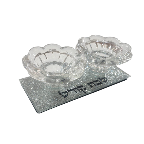 פמוטי זכוכית בעיצוב פרחוני עם בסיס כסוף מנצנץ וכיתוב "שבת קודש"