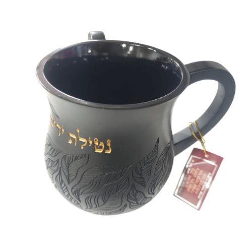 נטלה מהודרת מפולימר שחור, בעיצוב עלים עם כיתוב זהב "נטילת ידיים", שתי ידיות, גובה 14 ס"מ.