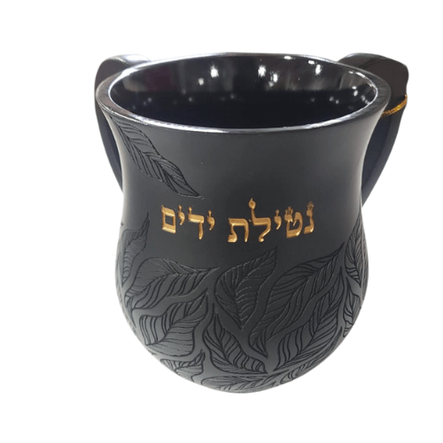 נטלה מהודרת מפולימר שחור, בעיצוב עלים עם כיתוב זהב "נטילת ידיים", שתי ידיות, גובה 14 ס"מ.