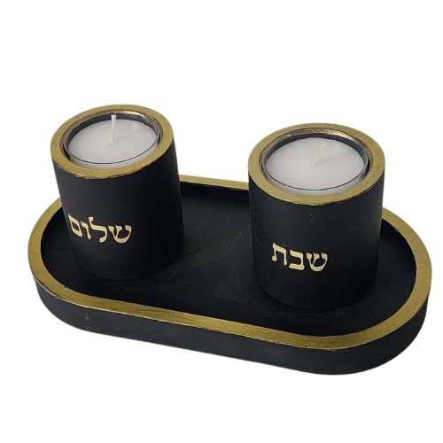 פמוטים מעוצבים בעבודת יד עם נרות שבת, עשויים מבטון פולימרי קל ועמיד, בצבע שחור וזהב.