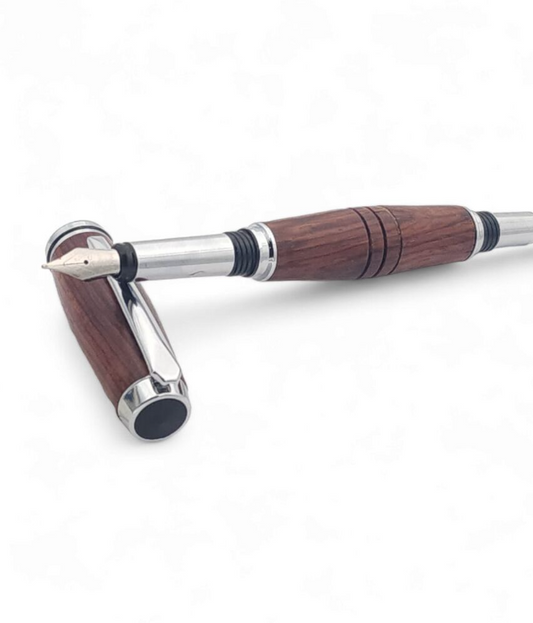 עט נובע בעבודת יד מדגם Jr Gentleman I – גוף עץ כהה עם עיטורי כרום מבריקים בעיצוב אלגנטי

