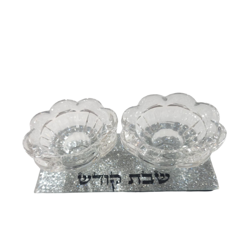 פמוטי זכוכית בעיצוב פרחוני עם בסיס כסוף מנצנץ וכיתוב "שבת קודש"
