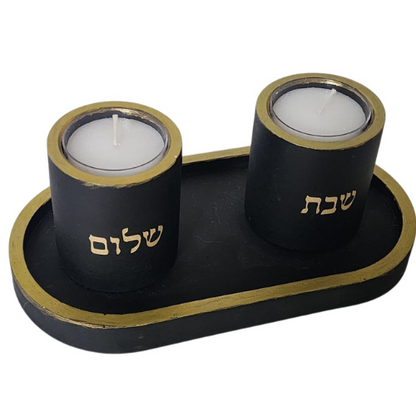 פמוטי "שבת שלום" בעבודת יד מבטון פולימרי חזק וקל, בצבע שחור עם גימור זהב, על מגש תואם.