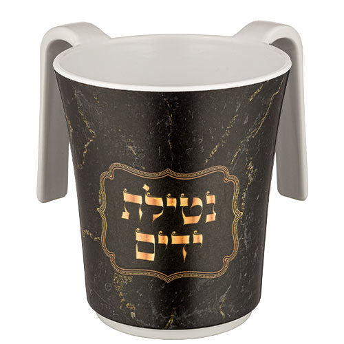 נטלה לנטילת ידיים בעיצוב "במבוק עבה" עם הדפסה ברורה של המילים נטילת ידים, עשויה פולירזין עמיד בצבע שחור-צבעוני עם שתי ידיות רחבות, מתאימה לשימוש יומיומי, לשבתות ולחגים
