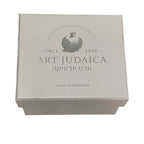 קופסת מתנה לבנה אלגנטית עם כיתוב ולוגו רימונים, מושלמת לפריטי יודאיקה.