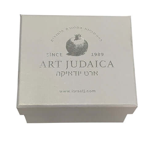 קופסת מתנה לבנה אלגנטית עם כיתוב ולוגו רימונים, מושלמת לפריטי יודאיקה.