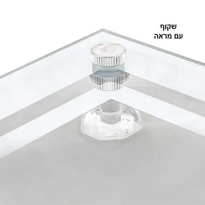 מגש חלה זכוכית עבה עם חריטה של ברכת "המוציא לחם מן הארץ" וקטע תהילים, עיטור זוג ידיים פתוחות ומוביל קטן למלח בפינה.

