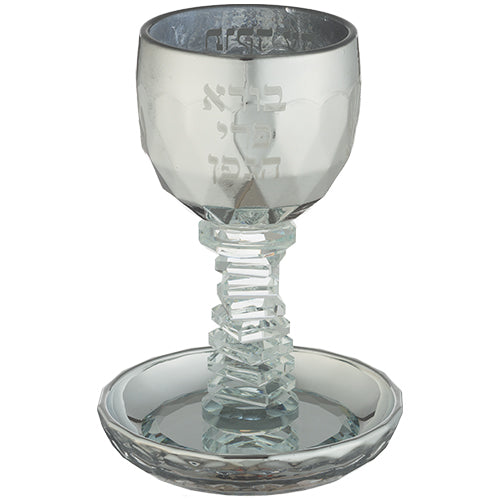 גביע קידוש קריסטל מהודר בעיצוב ייחודי עם צלוחית תואמת וחריטה מסורתית, מושלם לשבתות וחגים. Translation missing: he.content.product_image_main