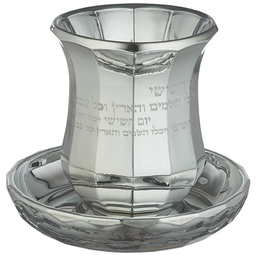 גביע קריסטל מהודר עם צלוחית תואמת בעיצוב מסורתי, מתאים לקידוש ולשולחן שבת.