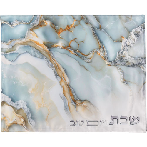 כסו את החלה בסטייל עם כיסוי מעוצב ומהודר זה! בהדפסה צבעונית מרהיבה של דוגמת שיש יוקרתית בגווני תכלת, זהב ולבן, ועם הכיתוב "שבת ויום טוב" שיבליט את יופיו. מידותיו 42X52 ס"מ, מושלם לשולחן השבת שלכם. Translation missing: he.content.product_image_main