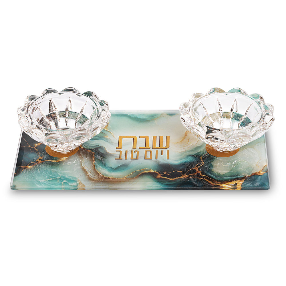 מגש זכוכית מלבני להדלקת נרות שבת עם שני פמוטי זכוכית מעוצבים בצורת פרח. המגש מעוטר בדוגמת שיש אבסטרקטית בגווני טורקיז, ירוק וזהב, ובמרכזו מופיע הכיתוב "שבת ויום טוב" באותיות זהב. Translation missing: he.content.product_image_main