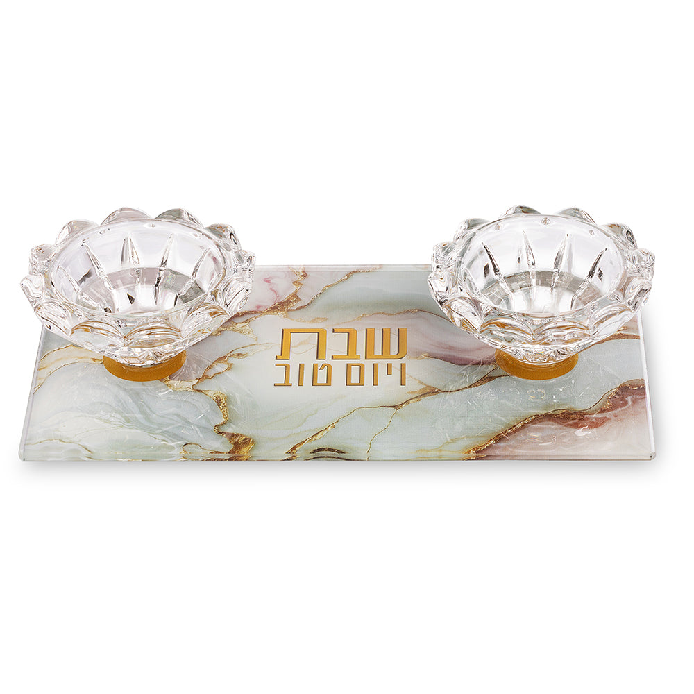 מגש זכוכית מלבני ומהודר להדלקת נרות שבת הכולל שני פמוטים שקופים דמויי פרח. המגש בעל עיצוב שיש עדין בגווני פסטל של ורוד, ירוק בהיר ונגיעות זהב, כשבמרכזו מופיע הכיתוב "שבת ויום טוב" באותיות זהב. Translation missing: he.content.product_image_main