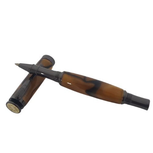 עט המורשת הקלטית בעבודת יד בציפוי זהב ו-Gun Metal, מוצג פתוח עם המכסה לצידו – עיצוב יוקרתי בהשראת התרבות הקלטית.
