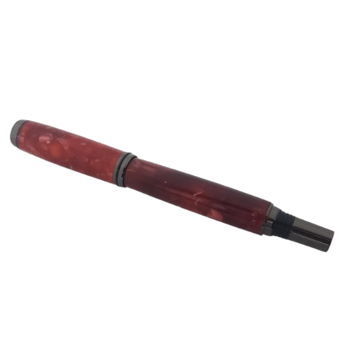 עט הג׳נטלמן בעבודת יד בצבע אדמדם עם מתכת Gun Metal – מבט צדדי עם מכסה סגור