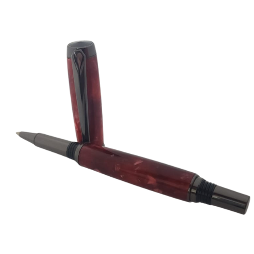 עט הג׳נטלמן בעבודת יד בצבע אדמדם עם מתכת Gun Metal – מבט אלכסוני עם מכסה פתוח וראש כתיבה חשוף