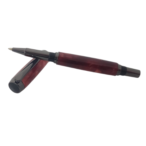 עט הג׳נטלמן בעבודת יד בצבע אדמדם עם מתכת Gun Metal – מבט אלכסוני עם מכסה פתוח וראש כתיבה חשוף