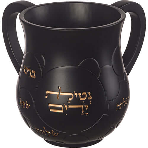 נטלה מהודרת מפולימר שחור, עם כיתוב זהב "נטילת ידיים" ודוגמת פרחים ומילות ברכה מסביב, שתי ידיות, גובה 14 ס"מ.

