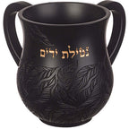 נטלה מהודרת מפולימר שחור, בעיצוב עלים עם כיתוב זהב "נטילת ידיים", שתי ידיות, גובה 14 ס"מ.

