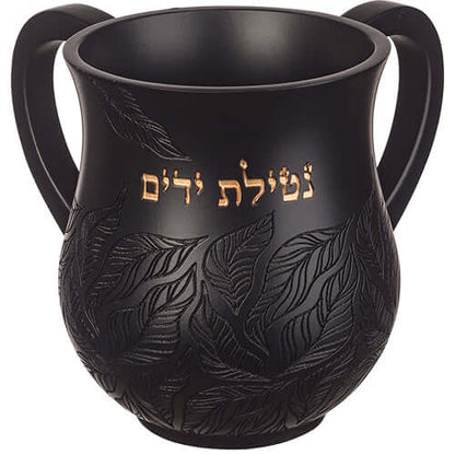 נטלה מהודרת מפולימר שחור, בעיצוב עלים עם כיתוב זהב "נטילת ידיים", שתי ידיות, גובה 14 ס"מ.

