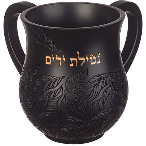 נטלה מהודרת מפולימר שחור, בעיצוב עלים עם כיתוב זהב "נטילת ידיים", שתי ידיות, גובה 14 ס"מ.

