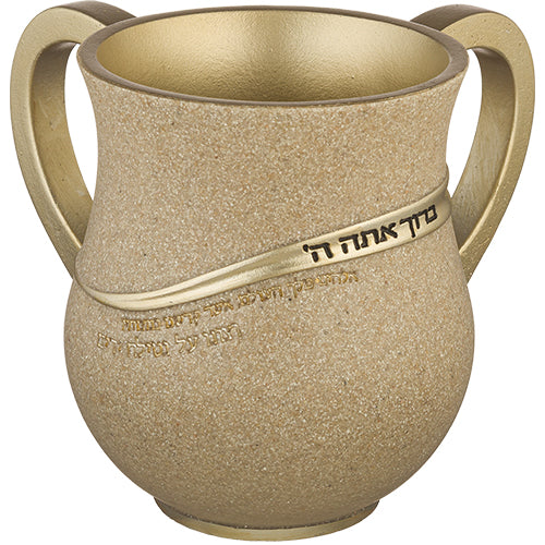 נטלה מהודרת בגוון זהוב-חולי עם עיצוב אלגנטי, שתי ידיות נוחות לאחיזה, כיתוב מובלט "ברוך אתה ה'", ומרקם ייחודי למראה יוקרתי – מתאימה לנטילת ידיים יומיומית בטהרה
