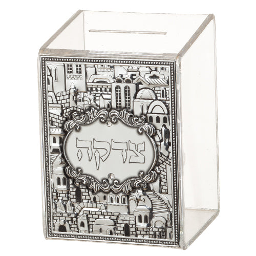קופת צדקה שקופה מאקריליק בגודל 11x8 ס"מ עם פלקטת מתנה מעוטרת באיור נוף ירושלים והמילה "צדקה".
