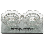 פמוטי זכוכית בעיצוב פרחוני עם בסיס מלבני מנצנץ בצבע כסוף וכיתוב "שבת קודש"
