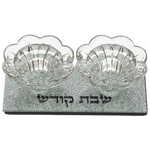 פמוטי זכוכית בעיצוב פרחוני עם בסיס מלבני מנצנץ בצבע כסוף וכיתוב "שבת קודש"
