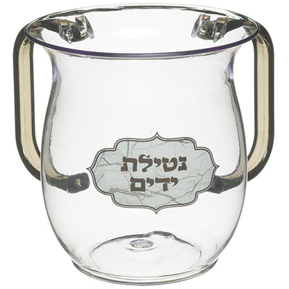 נטלה מהודרת עשויה אקריליק שקוף, עם ידיות צבעוניות ותווית בעיצוב שיש עם כיתוב "נטילת ידיים"
