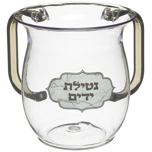 נטלה מהודרת עשויה אקריליק שקוף, עם ידיות צבעוניות ותווית בעיצוב שיש עם כיתוב "נטילת ידיים"

