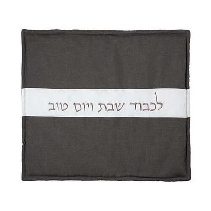 כיסוי פלטה עבה בגודל 70x80 ס"מ, עם כיתוב "לכבוד שבת ויום טוב", בעיצוב קלאסי ואיכותי.