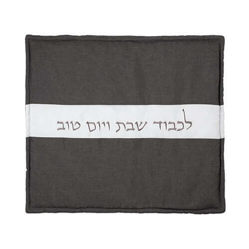 כיסוי פלטה עבה בגודל 70x80 ס"מ, עם כיתוב "לכבוד שבת ויום טוב", בעיצוב קלאסי ואיכותי.