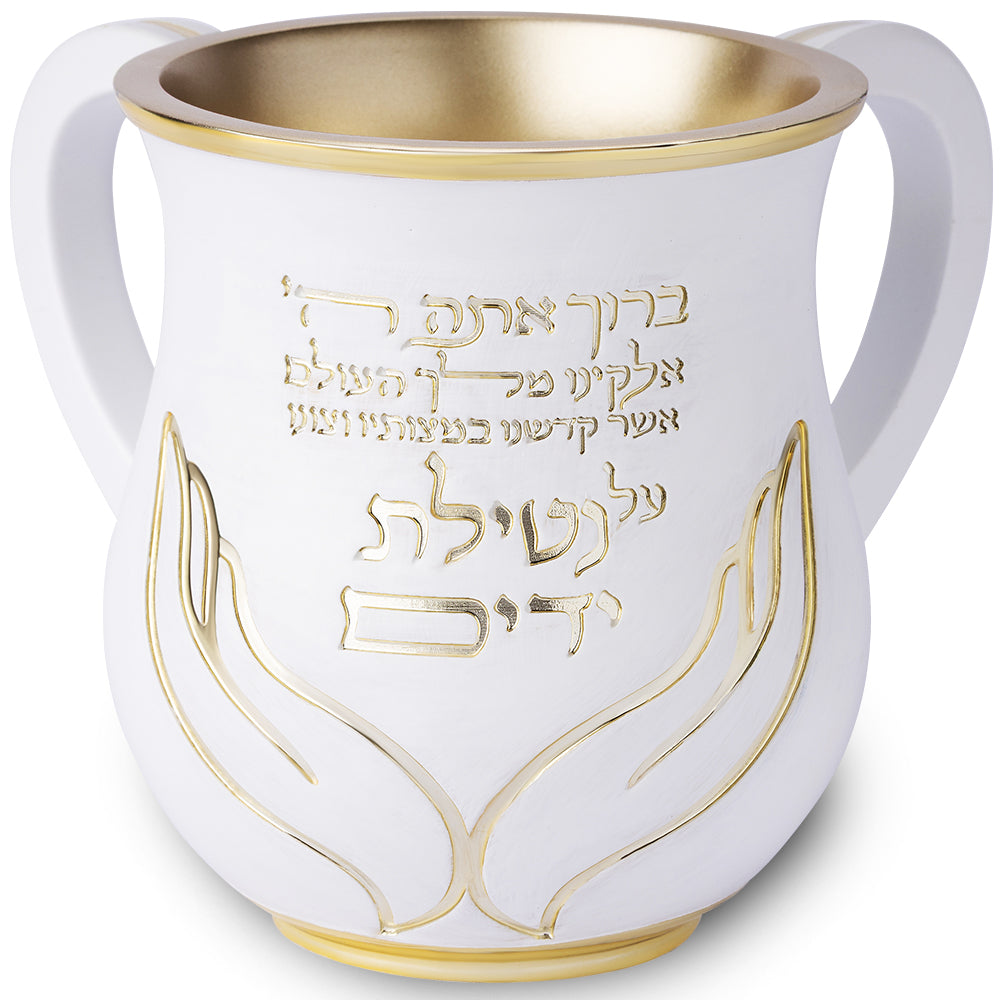 נטלה מהודרת מפולימר בצבע לבן בגובה 14 ס"מ, המעוטרת בזהב בבסיס ובשוליים העליונים. הנטלה בעלת שתי ידיות לבנות, ומציגה כיתוב בזהב של ברכת נטילת ידיים ומתחתיה איור של שתי כפות ידיים אוחזות, גם הוא בזהב