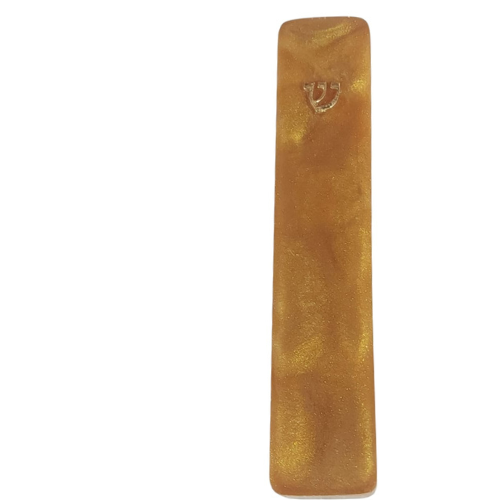 בית מזוזה בעבודת יד בצבע זהב מנצנץ, עשוי אפוקסי עם אות שין מובלטת בגוון כסף