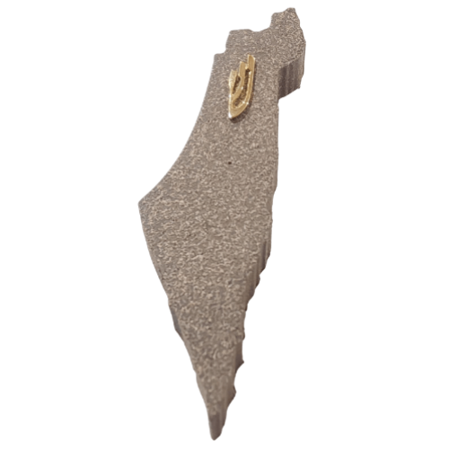 בית מזוזה בעיצוב מפת ארץ ישראל בצבע אפור בטון עם האות ש׳ מוזהבת בחלק העליון
