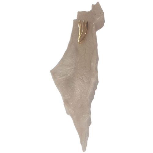 בית מזוזה בעיצוב מפת ארץ ישראל בצבע שמנת פנינתי עם האות ש׳ מוזהבת בחלק העליון