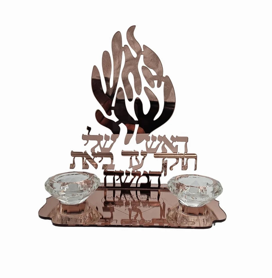 פמוט שבת רוז גולד עם שני קני זכוכית וחריטת ברכת הדלקת נרות