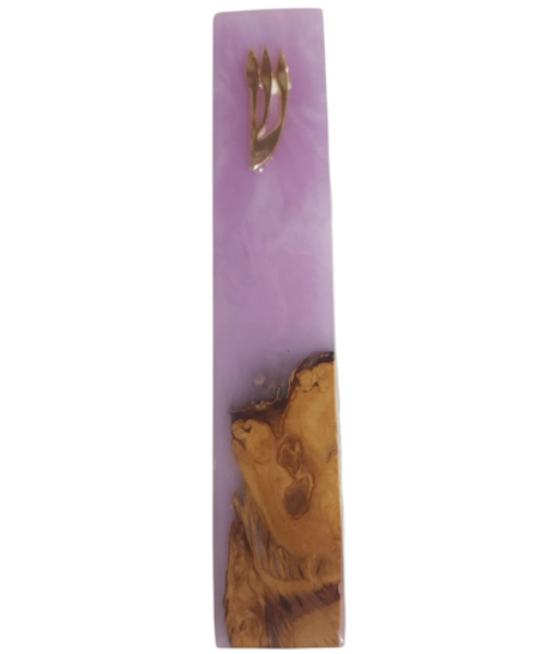 בית מזוזה בעבודת יד מחומר אפוקסי בגוון סגול, בשילוב עץ זית טבעי וחזית עם אות שין מוזהבת
